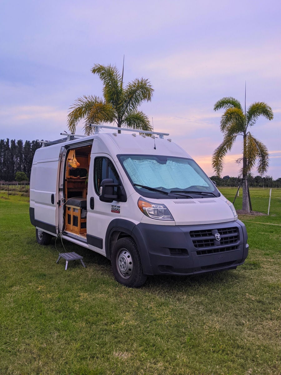 campervan-parked-at-Summer-Crush-Vineyard-and-Winery-in-Fort-Pierce-Florida.jpg